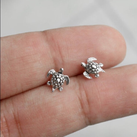 tiny sea turtle cartilage earring - Picture 2 of 4